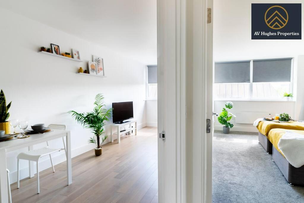 Modern One-Bedroom Apartment - Fast Wi-Fi, Parking Included, Ideal For Relocation By Av Hughes Properties Milton Keynes Kültér fotó